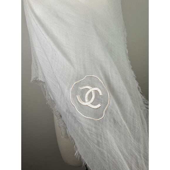 CHANEL Christmas 2009 White LARGE Scarf Cashmere CC Logo Embroidered Around Neck - Picture 3 of 9